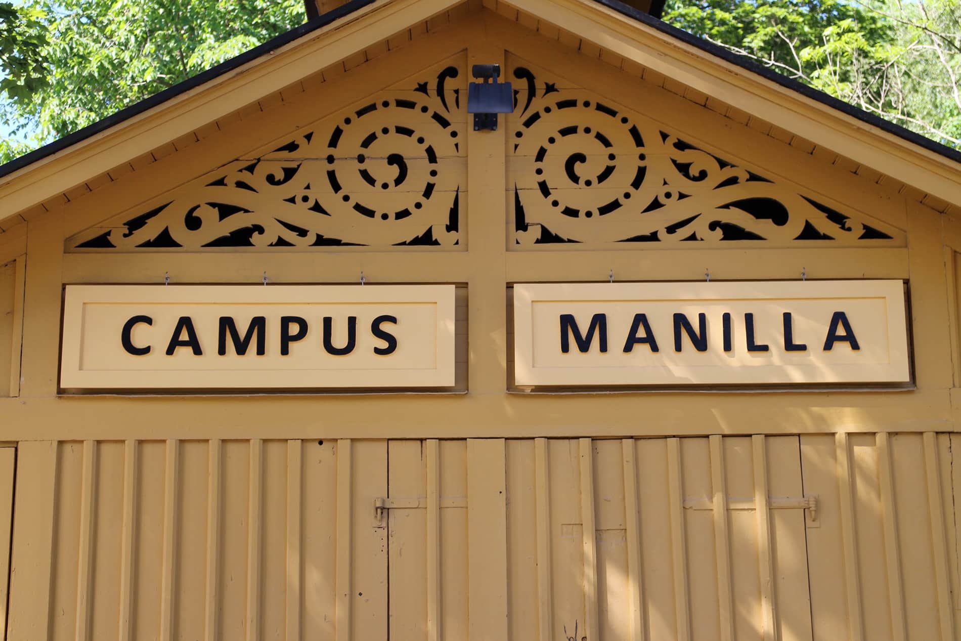 Campus Manilla skyltpå fasad